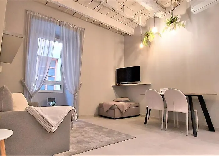 Petronilla House 008055-lt-1202