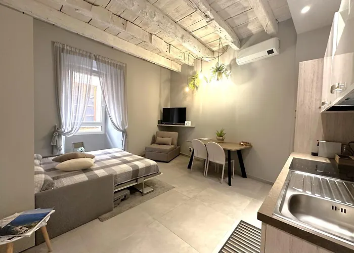 Petronilla House 008055-lt-1202